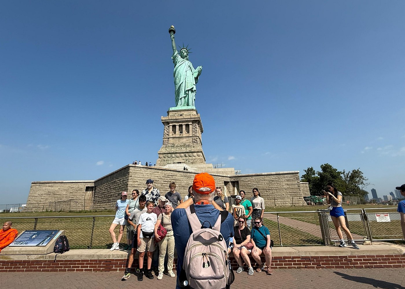 Besuchergruppe vor der Freiheitsstatue auf Liberty Island in New York