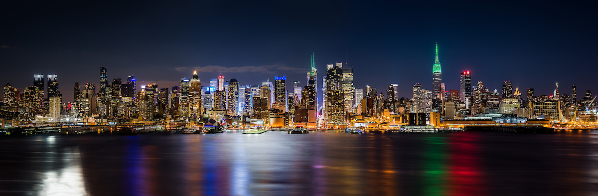 Nächtliches Panorama der Skyline von Manhattan mit Empire State Building