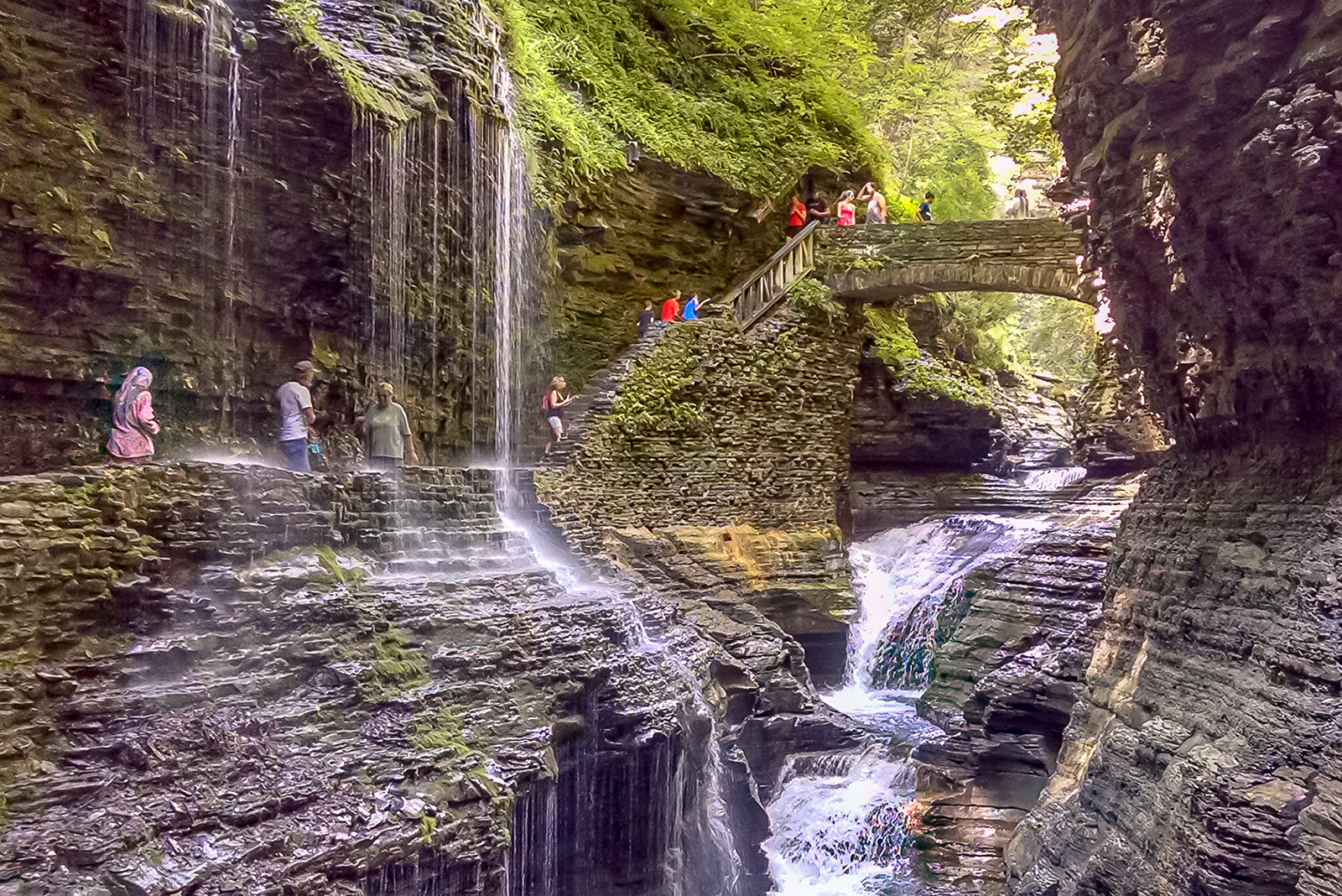 Wasserfälle, Felsformationen und historische Steinbrücke in der Schlucht des Watkins Glen State Park