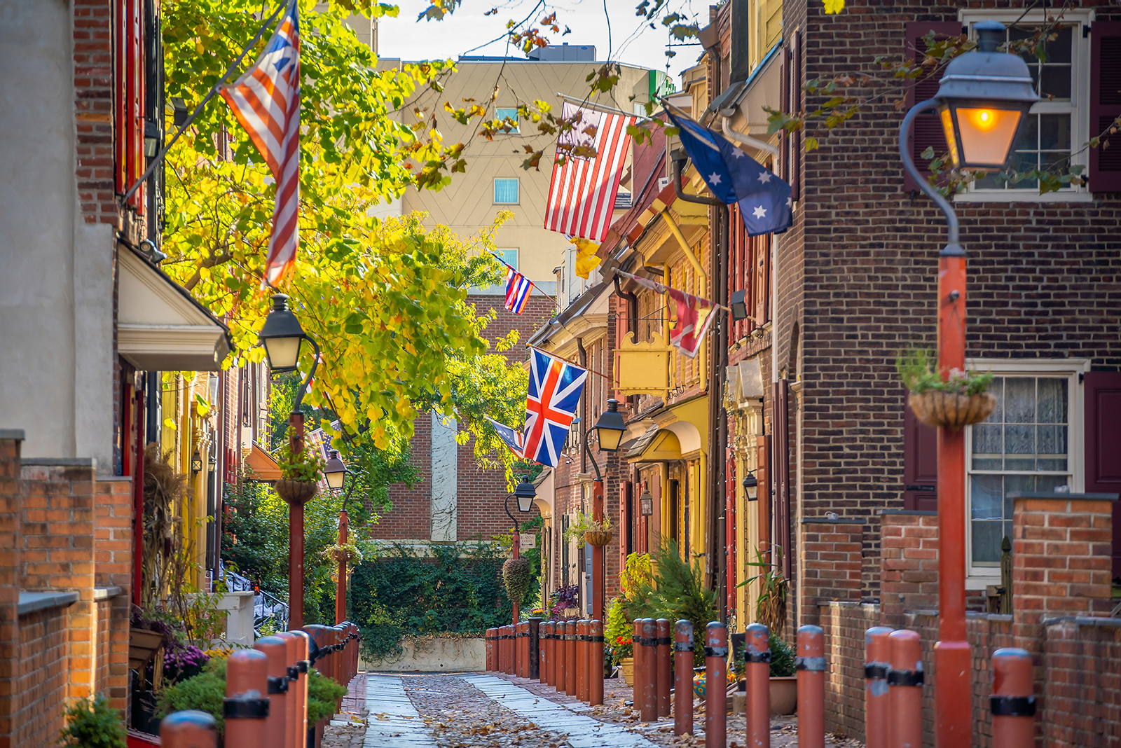 Historische Elfreth’s Alley mit Backsteinhäusern und amerikanischen Flaggen in Philadelphia