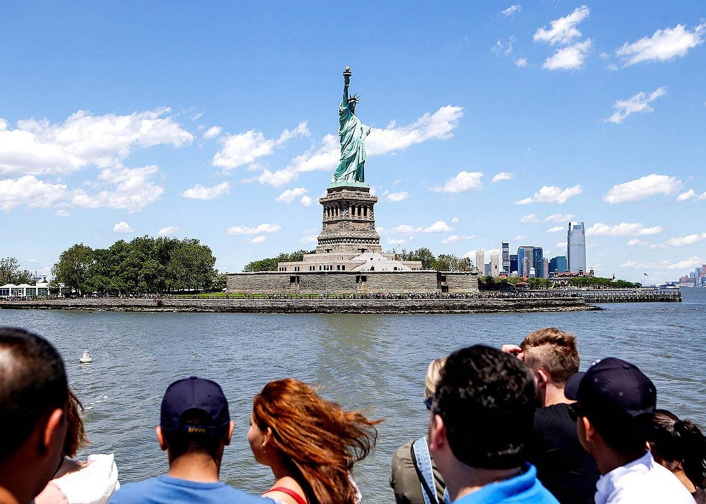 Blick von der Fähre auf die Freiheitsstatue auf Liberty Island in New York