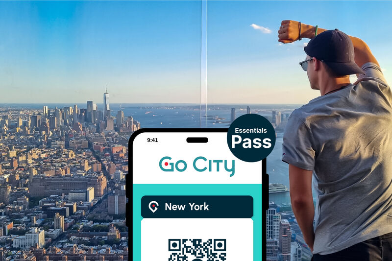 Go City New York Essentials Pass als digitales Ticket vor der Skyline von Manhattan mit Blick auf das One World Trade Center.