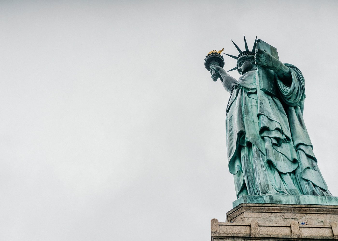 Freiheitsstatue auf Liberty Island aus niedriger Perspektive mit Fackel und Krone