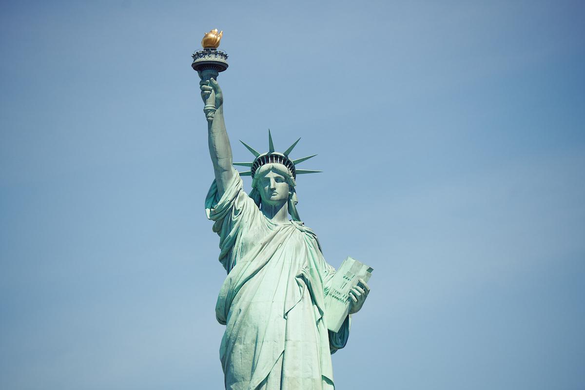 Nahaufnahme der Freiheitsstatue vor blauem Himmel in New York