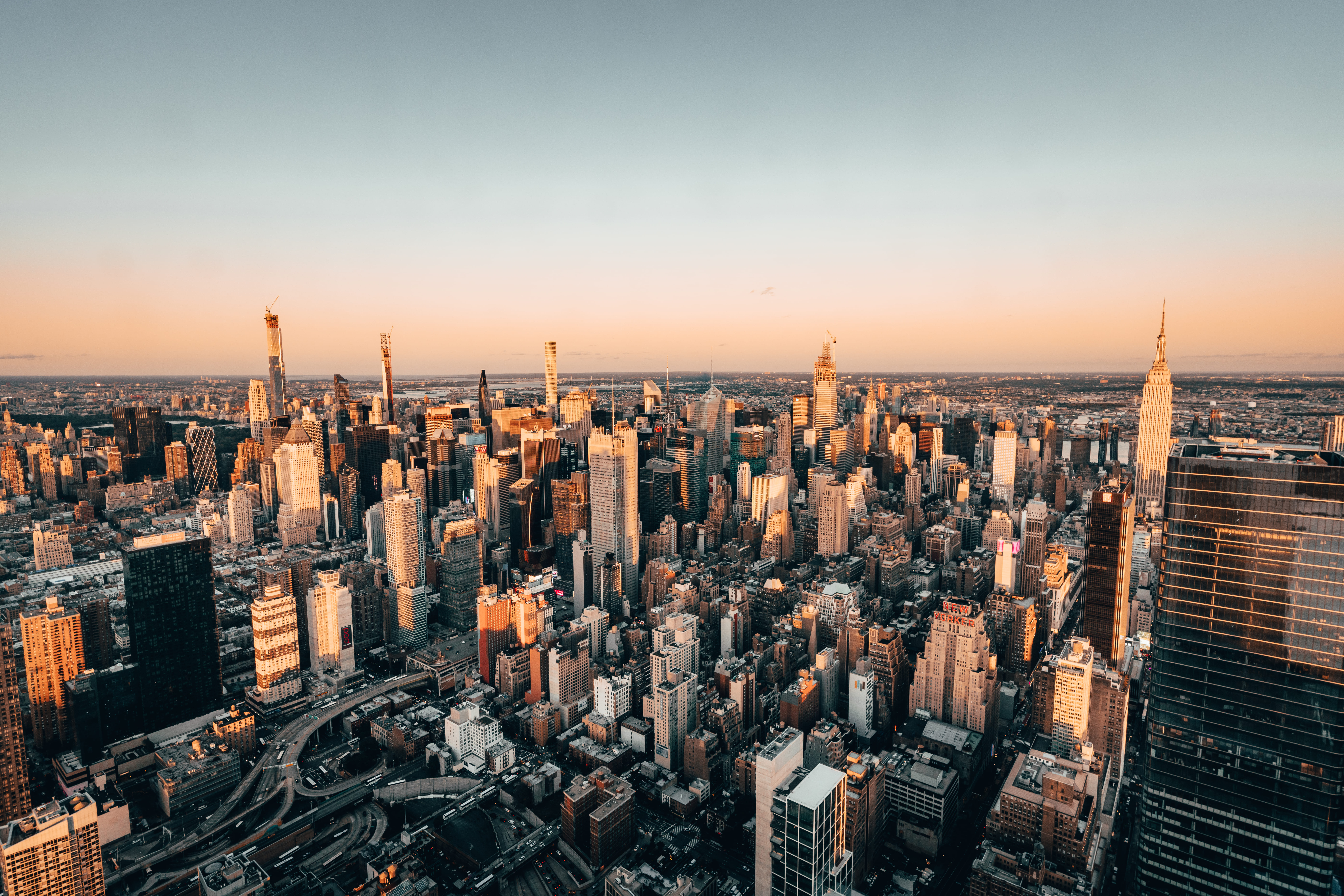 Panoramablick vom Edge in Hudson Yards auf Midtown Manhattan mit dem Empire State Building