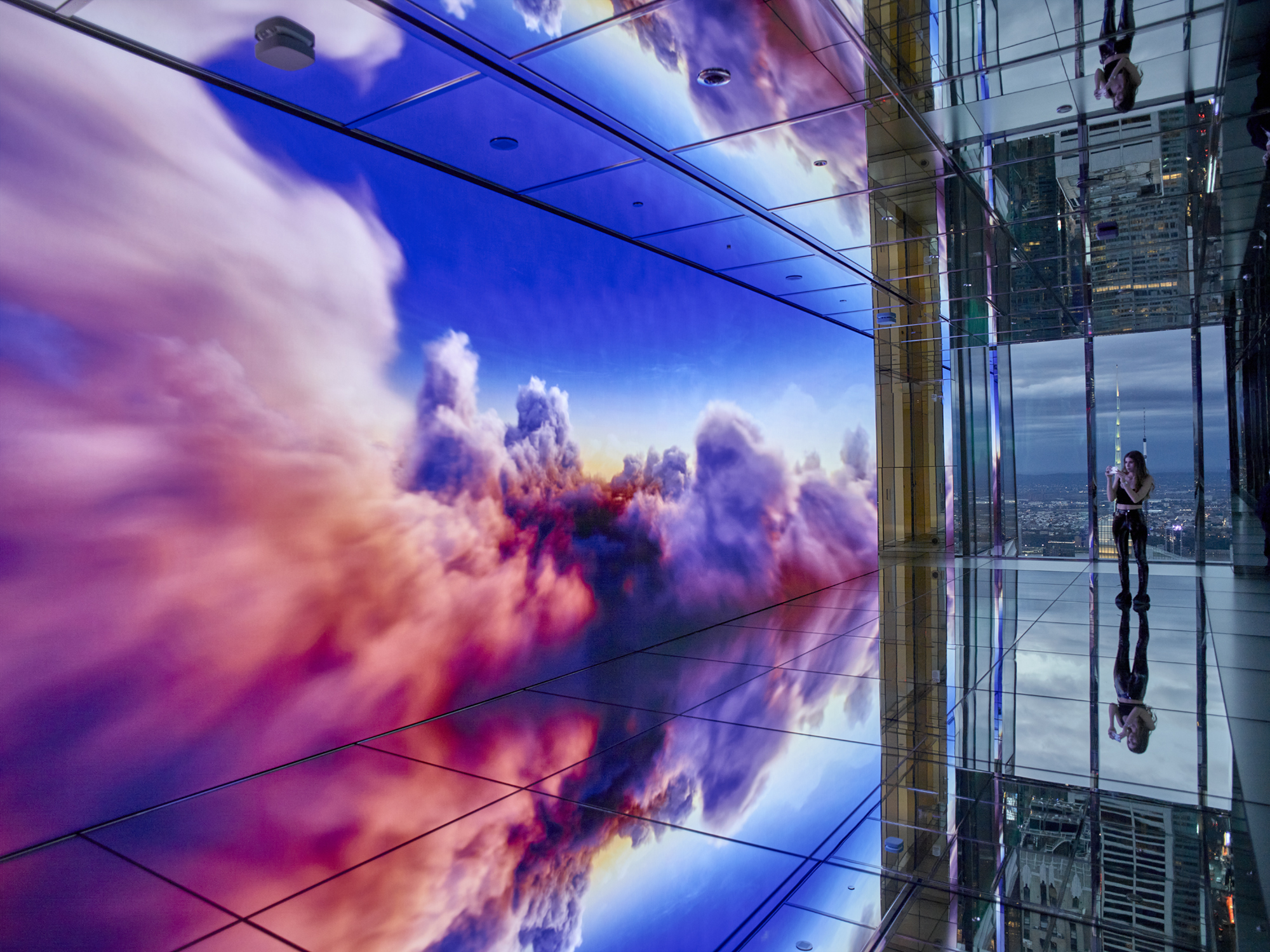 Digitale Lichtinstallation Unity im SUMMIT One Vanderbilt mit Spiegelungen und Blick über Manhattan
