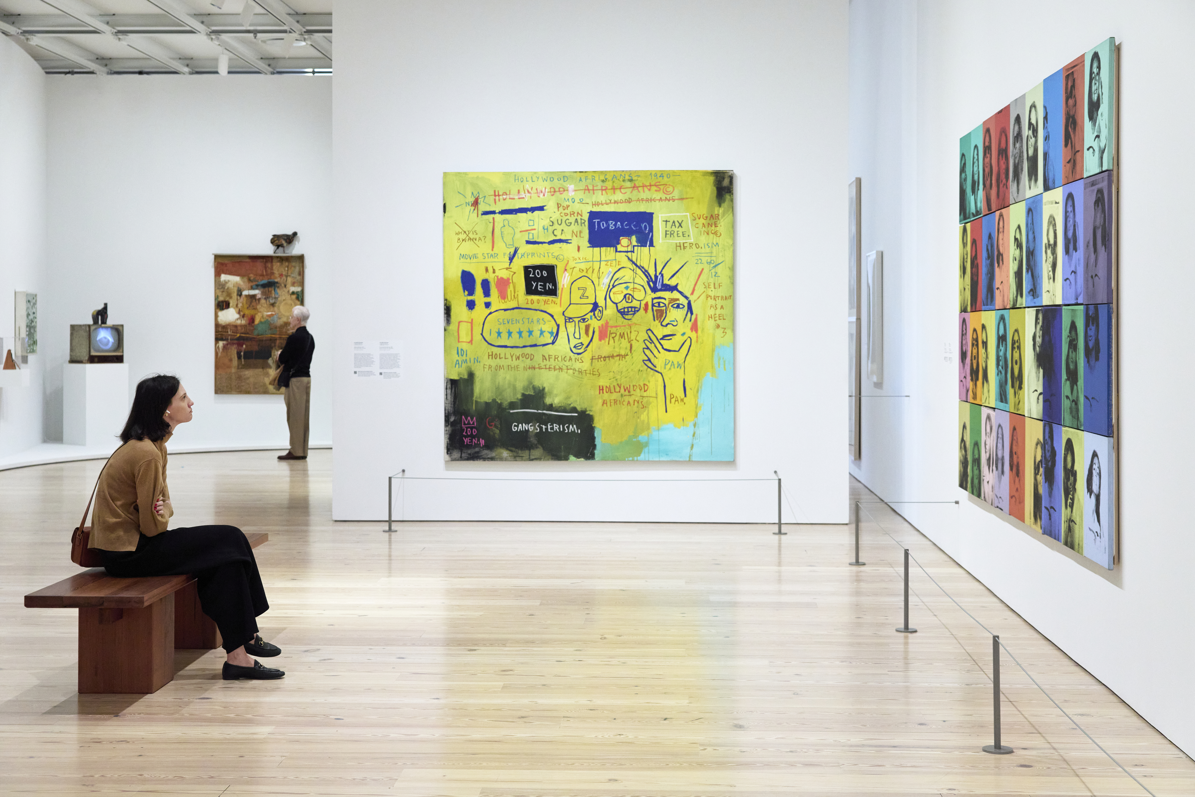 Besucherin betrachtet moderne Kunst im Museum of Modern Art in New York