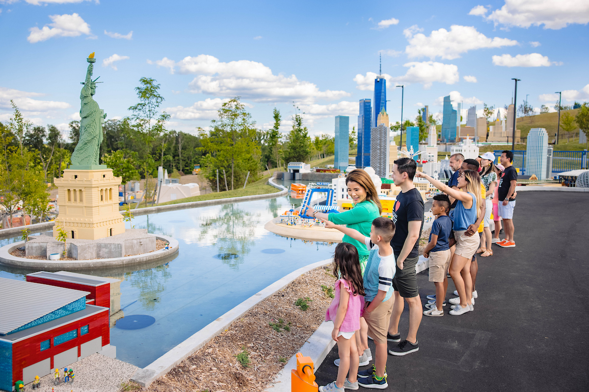 Besucher entdecken die LEGO Nachbildungen der Freiheitsstatue und der New Yorker Skyline im MINILAND