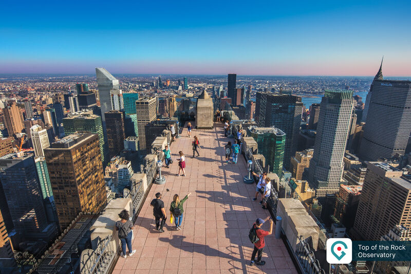 Besucher auf der Aussichtsplattform Top of the Rock genießen einen beeindruckenden Panoramablick über Manhattan und die Wolkenkratzer von New York.
