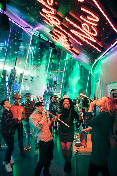 Besucher erleben eine interaktive New York Attraktion mit Licht- und Showeffekten bei Madame Tussauds