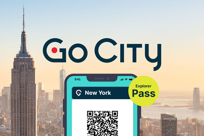 Go City New York Explorer Pass mit QR-Code auf dem Smartphone vor der Skyline von Manhattan mit dem Empire State Building.