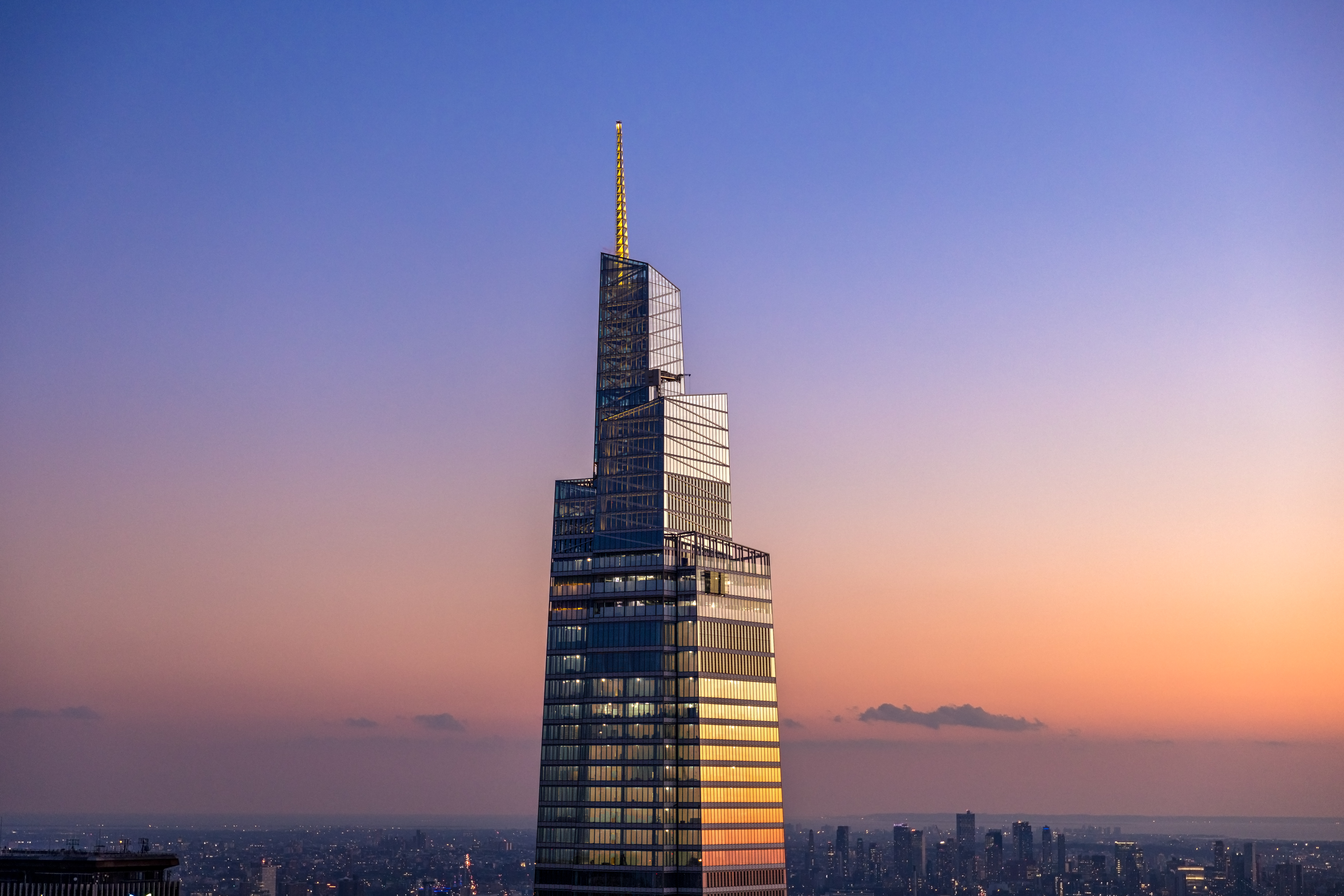 One Vanderbilt bei Sonnenuntergang vor dem farbenprächtigen Himmel über New York