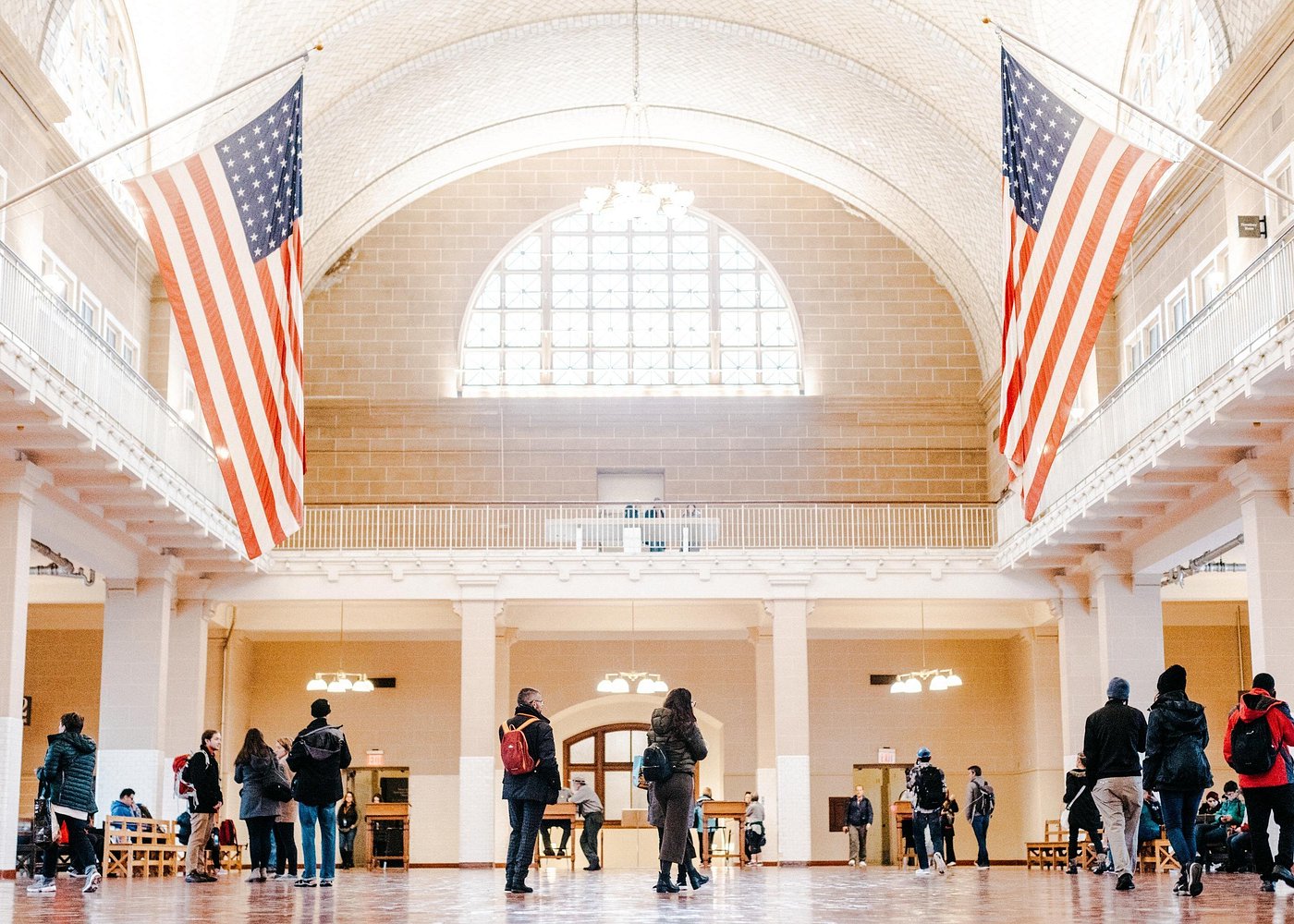 Große historische Halle des Ellis Island National Museum of Immigration mit US-Flaggen