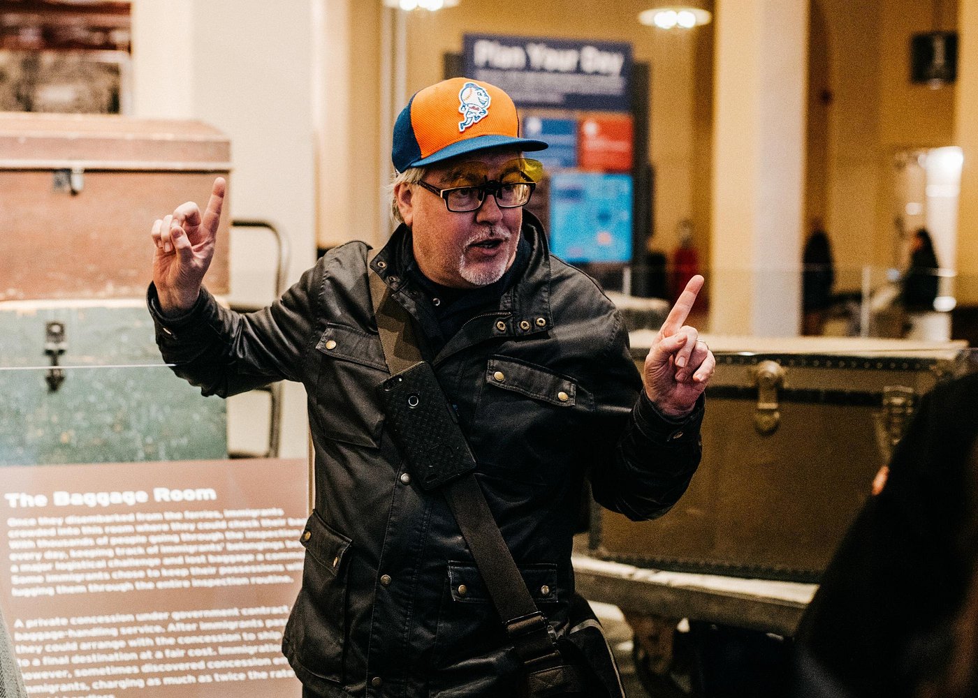Tourguide während einer Führung im Ellis Island National Museum of Immigration