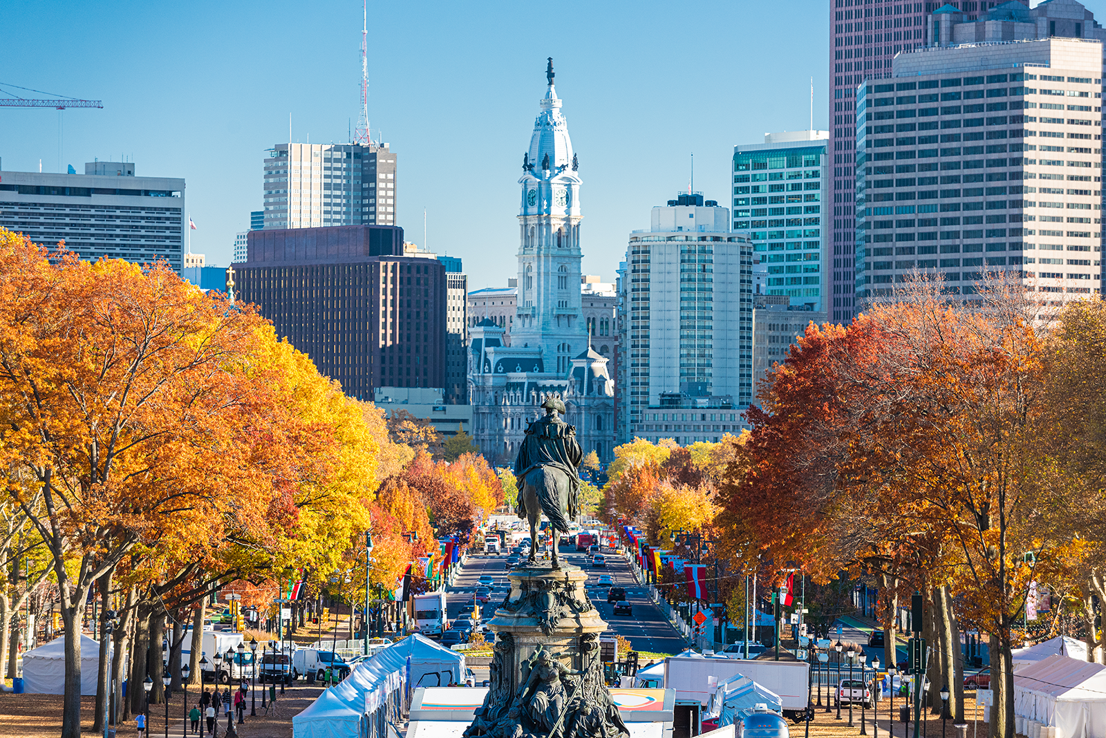 Blick auf die Skyline von Philadelphia mit City Hall und herbstlich gefärbten Bäumen