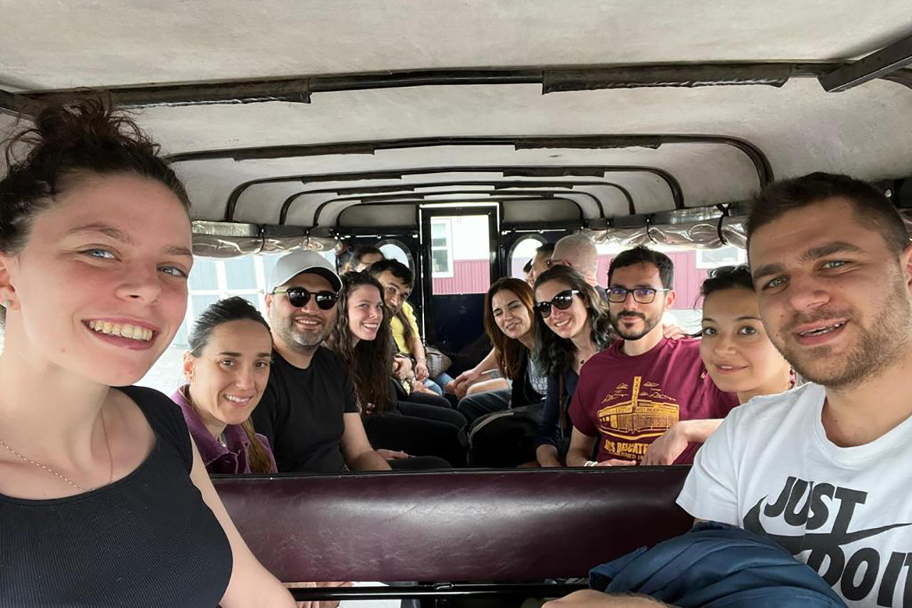 Reisegruppe während einer traditionellen Kutschfahrt durch das Amish Country bei Philadelphia