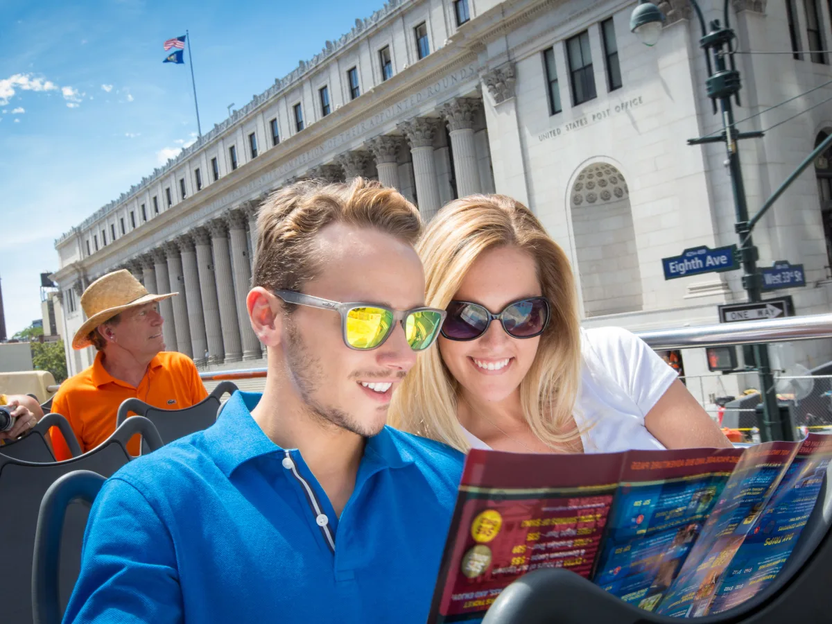 Paar liest die Big-Bus-Tourkarte vor dem James A. Farley Post Office an der Eighth Avenue