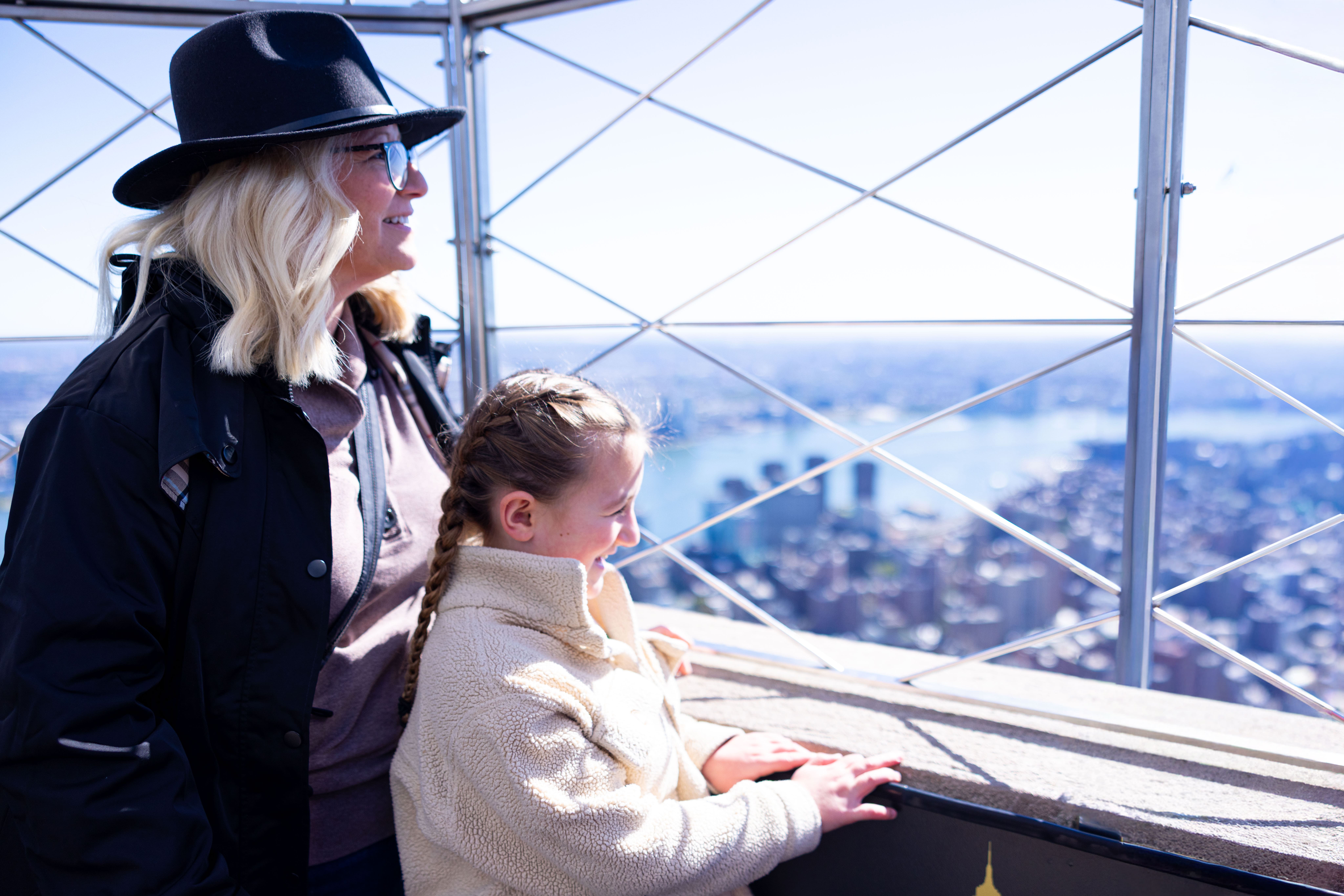 Mutter und Kind genießen die Aussicht von der Aussichtsplattform des Empire State Buildings