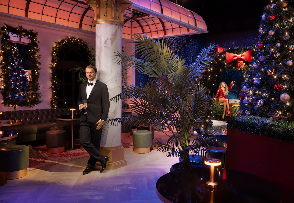 Festlich geschmückte Weihnachtskulisse mit Wachsfiguren bei Madame Tussauds New York