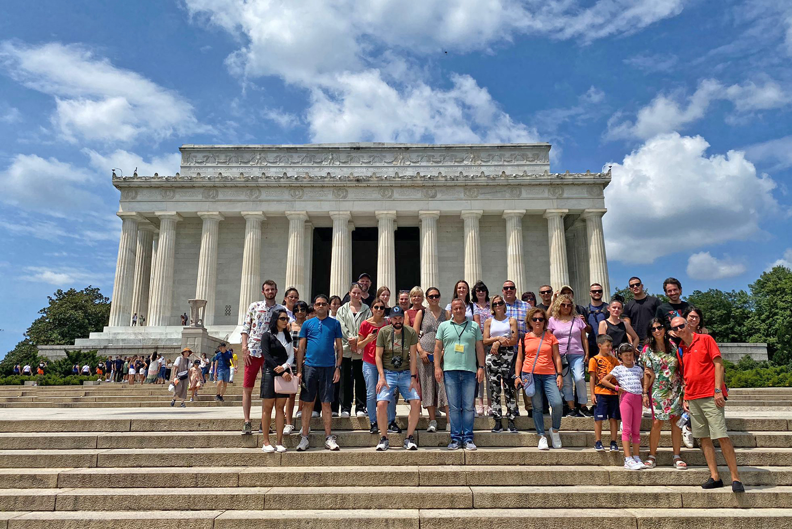Reisegruppe vor dem Lincoln Memorial während einer Washington-D.C.-Tour