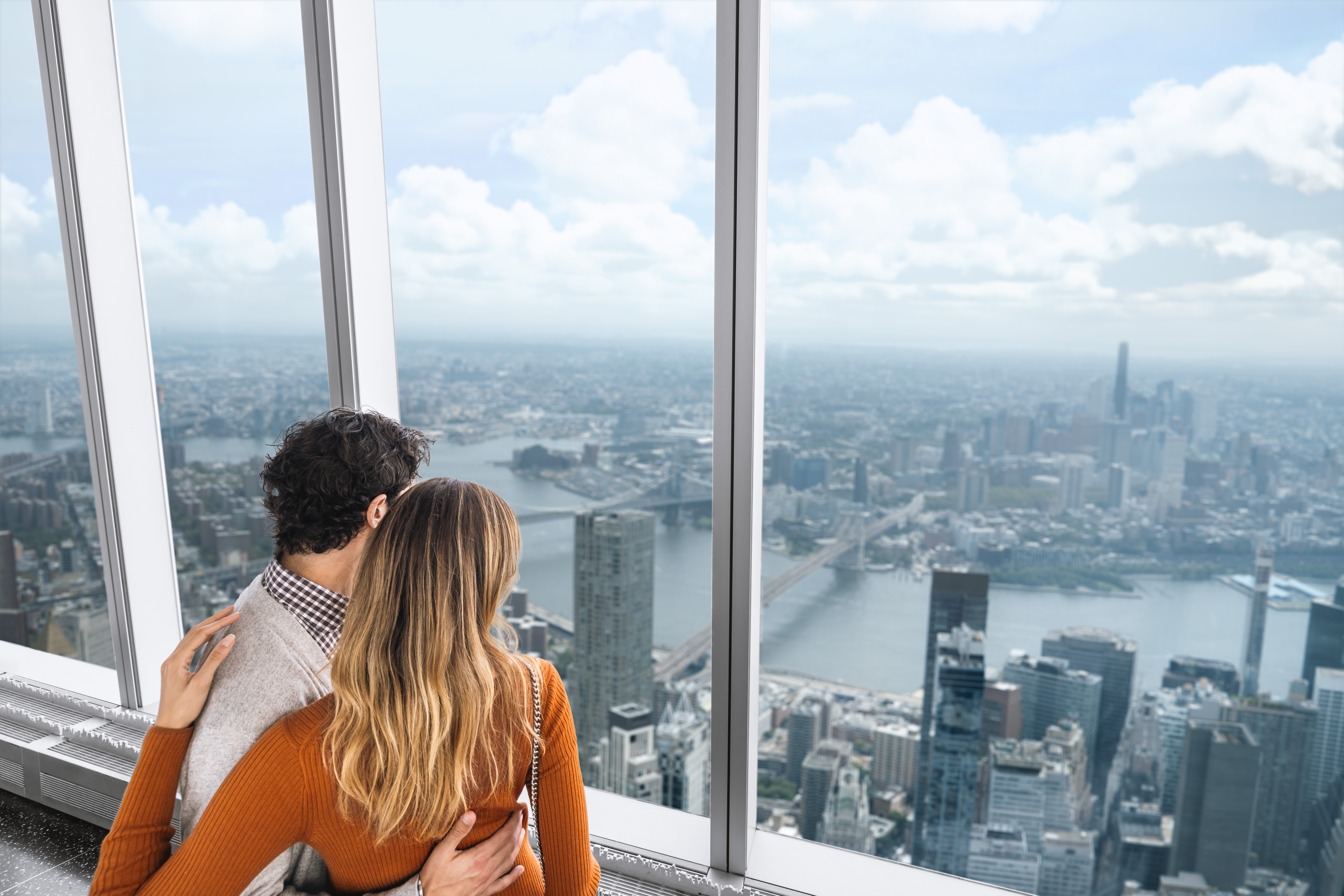 Paar genießt den Panoramablick über New York durch die Fenster des One World Observatory