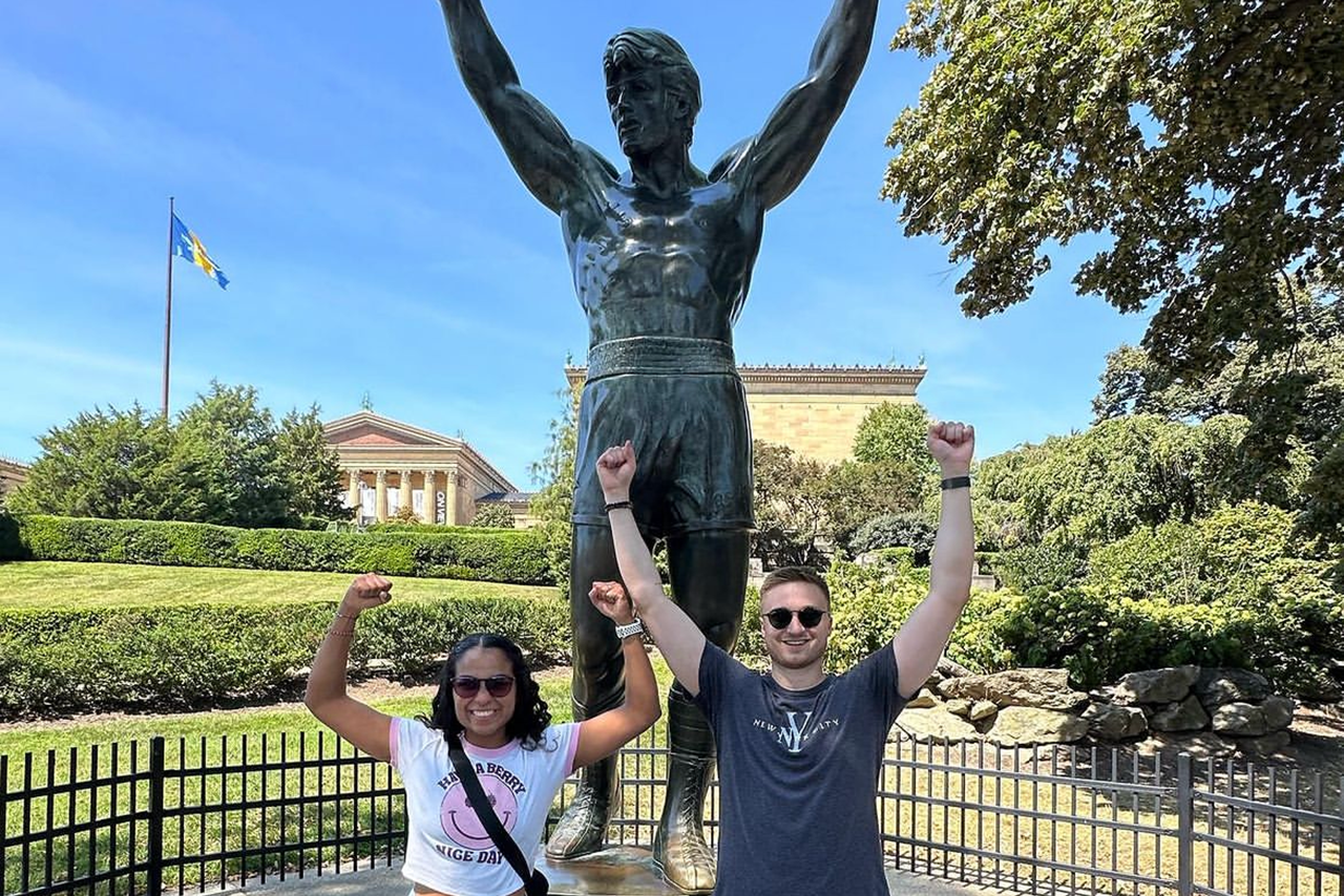 Besucher vor der berühmten Rocky Statue am Philadelphia Museum of Art