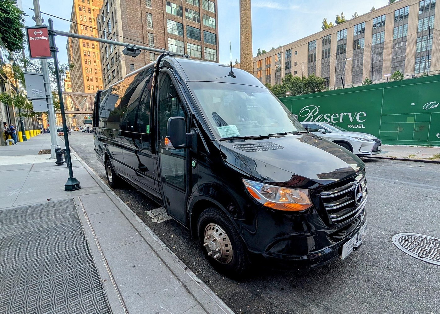 Schwarzer Mercedes-Sprinter-Minibus für eine Stadtrundfahrt durch New York, geparkt an einer Straße in Manhattan.