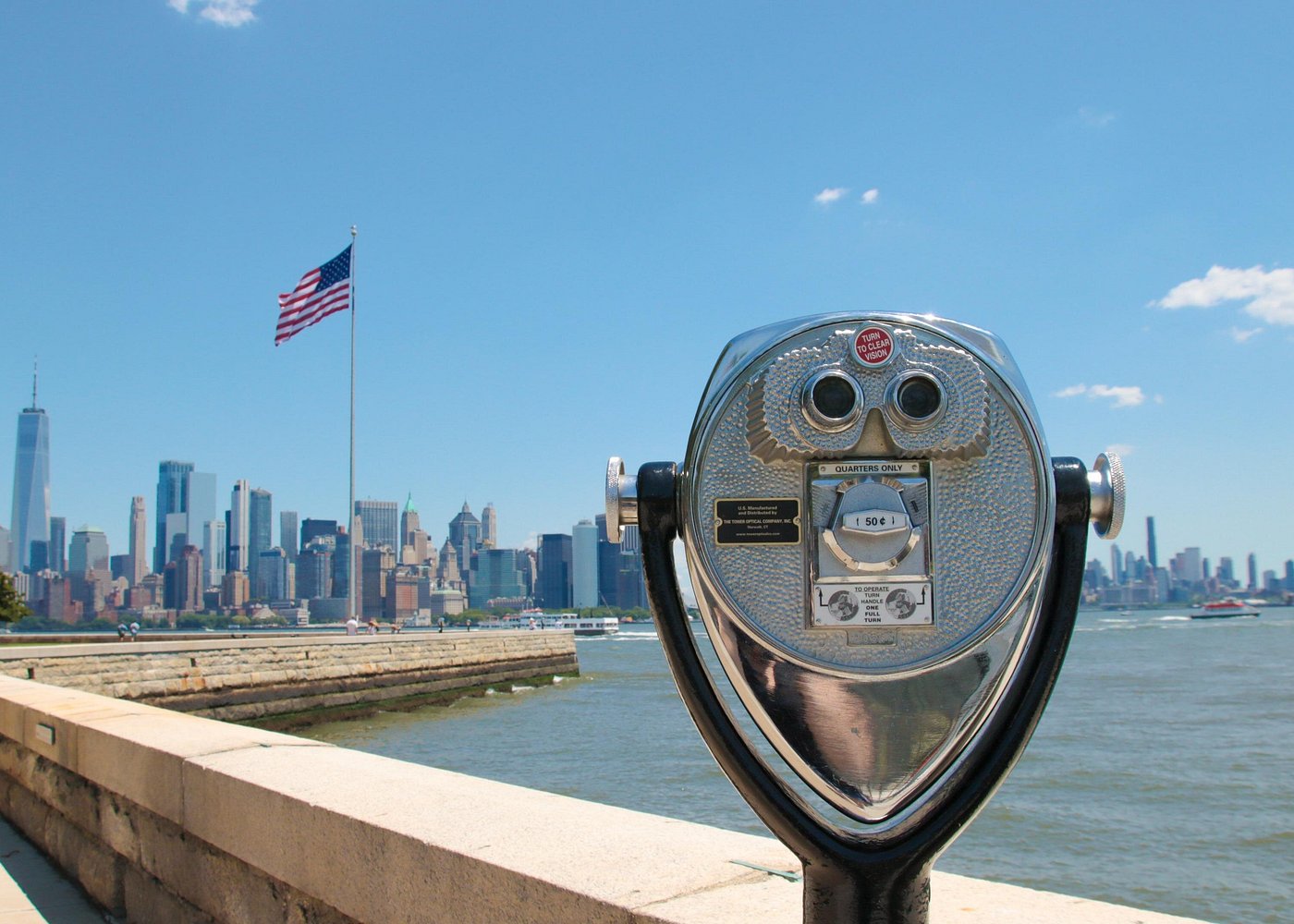Fernglas auf Liberty Island mit Blick auf die Skyline von Manhattan und das One World Trade Center