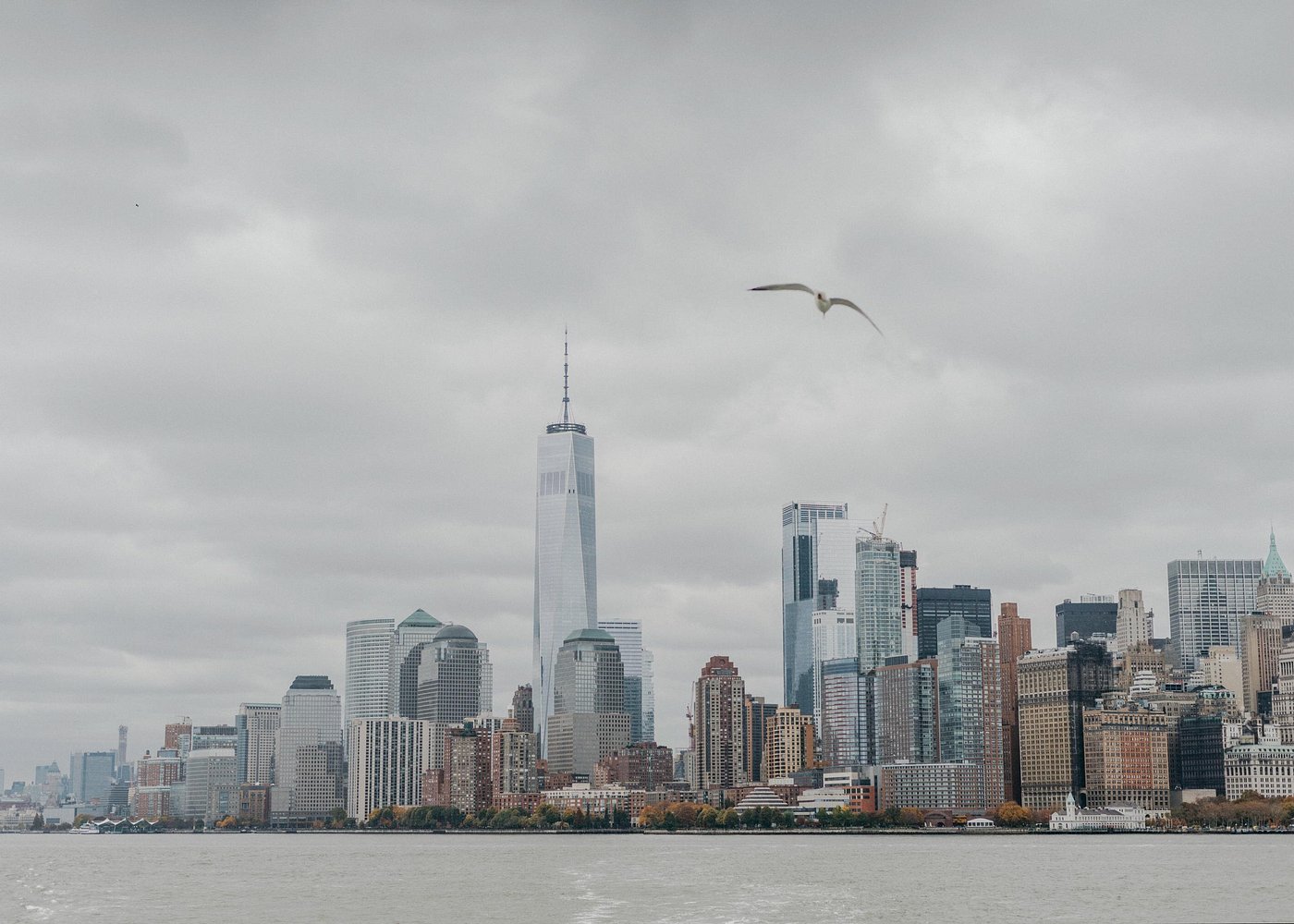 Blick über den Hudson River auf Lower Manhattan mit dem One World Trade Center