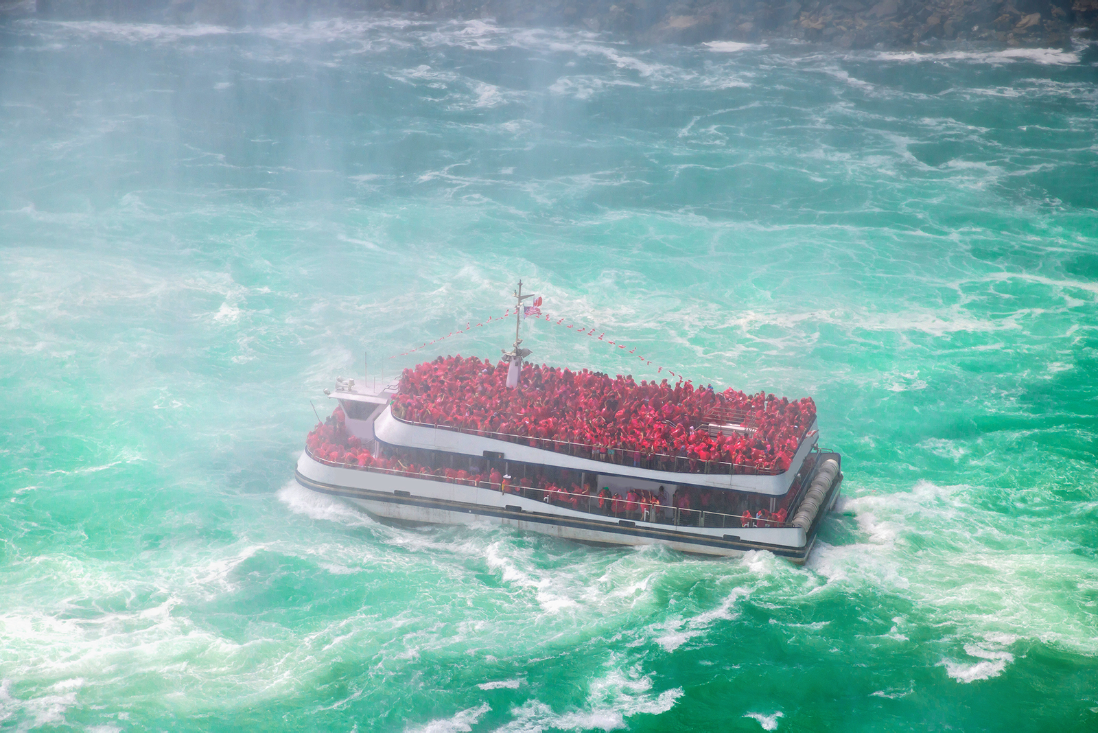 Ausflugsboot mit zahlreichen Besuchern auf dem Niagara River nahe den Niagarafällen