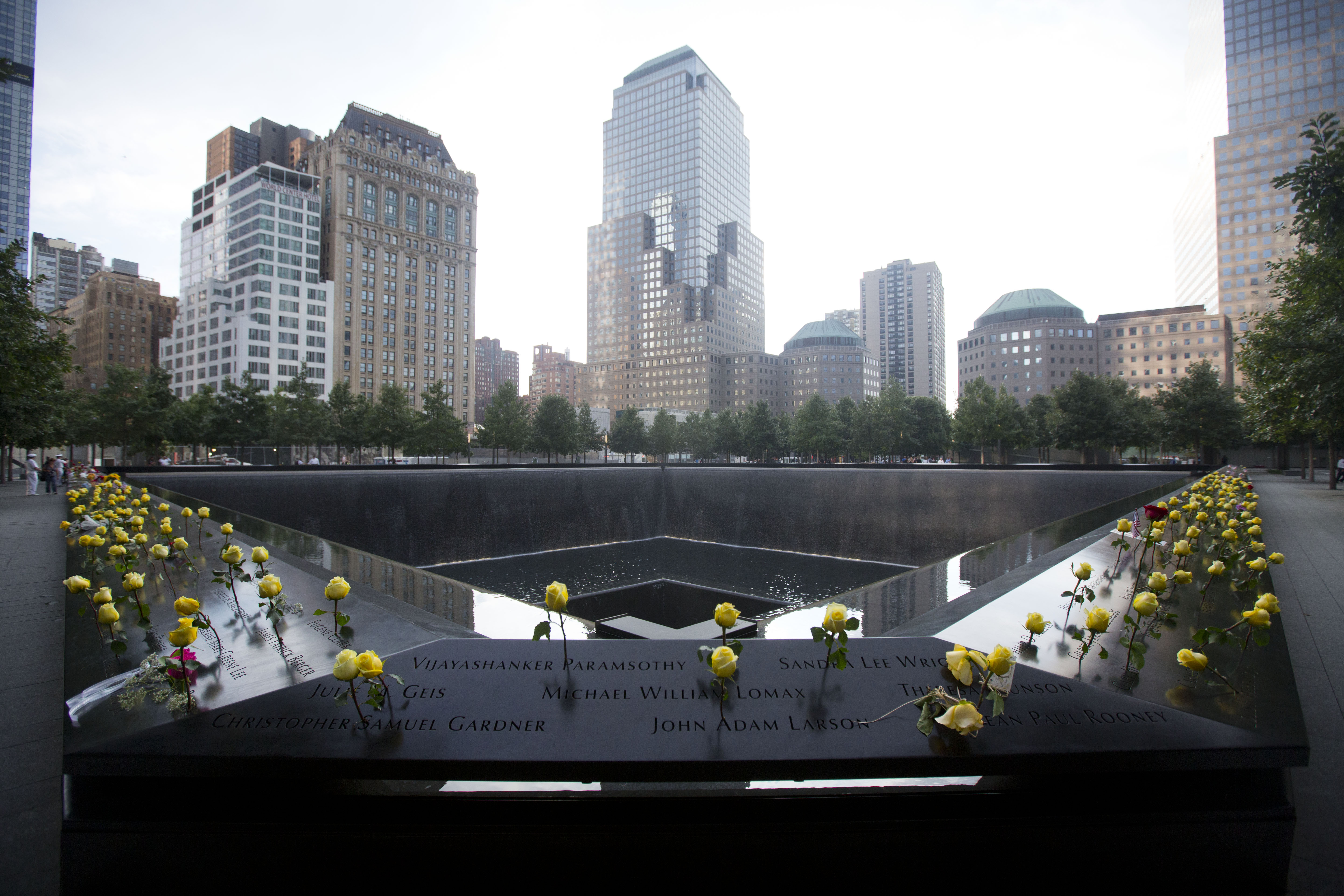 Gedenkbecken des 9/11 Memorial am ehemaligen Standort des World Trade Centers in Lower Manhattan