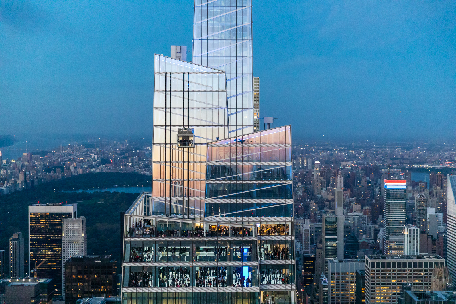 SUMMIT One Vanderbilt hoch über Manhattan mit verglasten Aussichtsbereichen und Central Park im Hintergrund