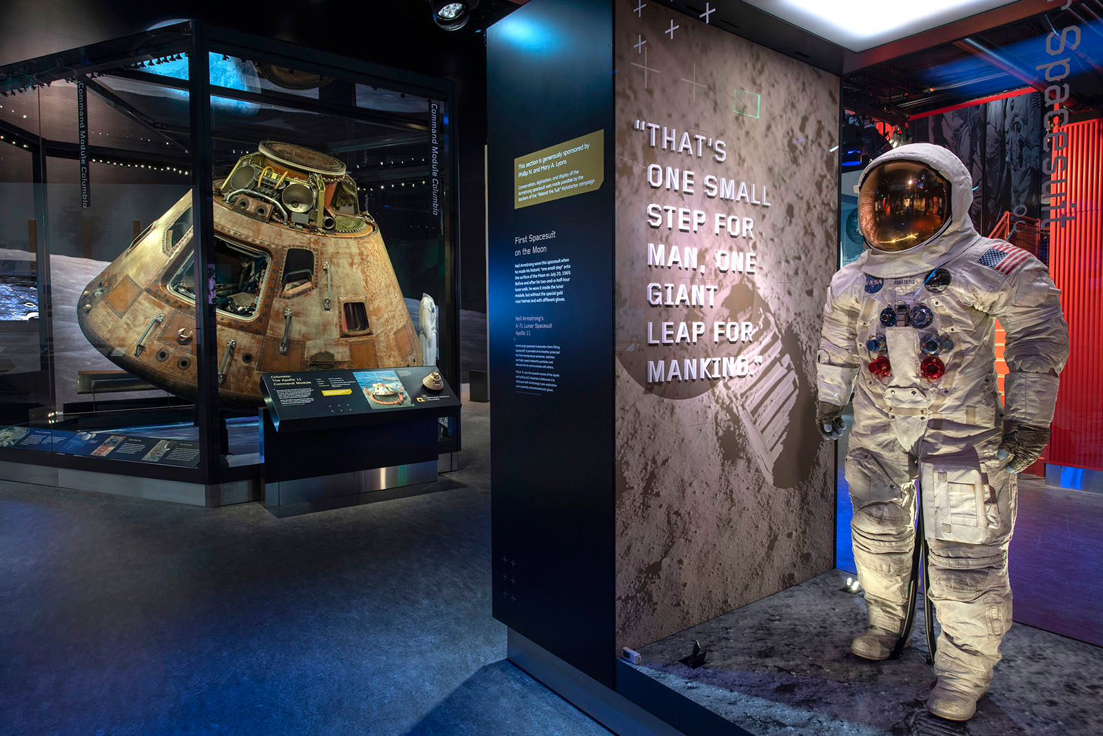 Apollo-Raumkapsel und Astronautenanzug im National Air and Space Museum in Washington D.C.