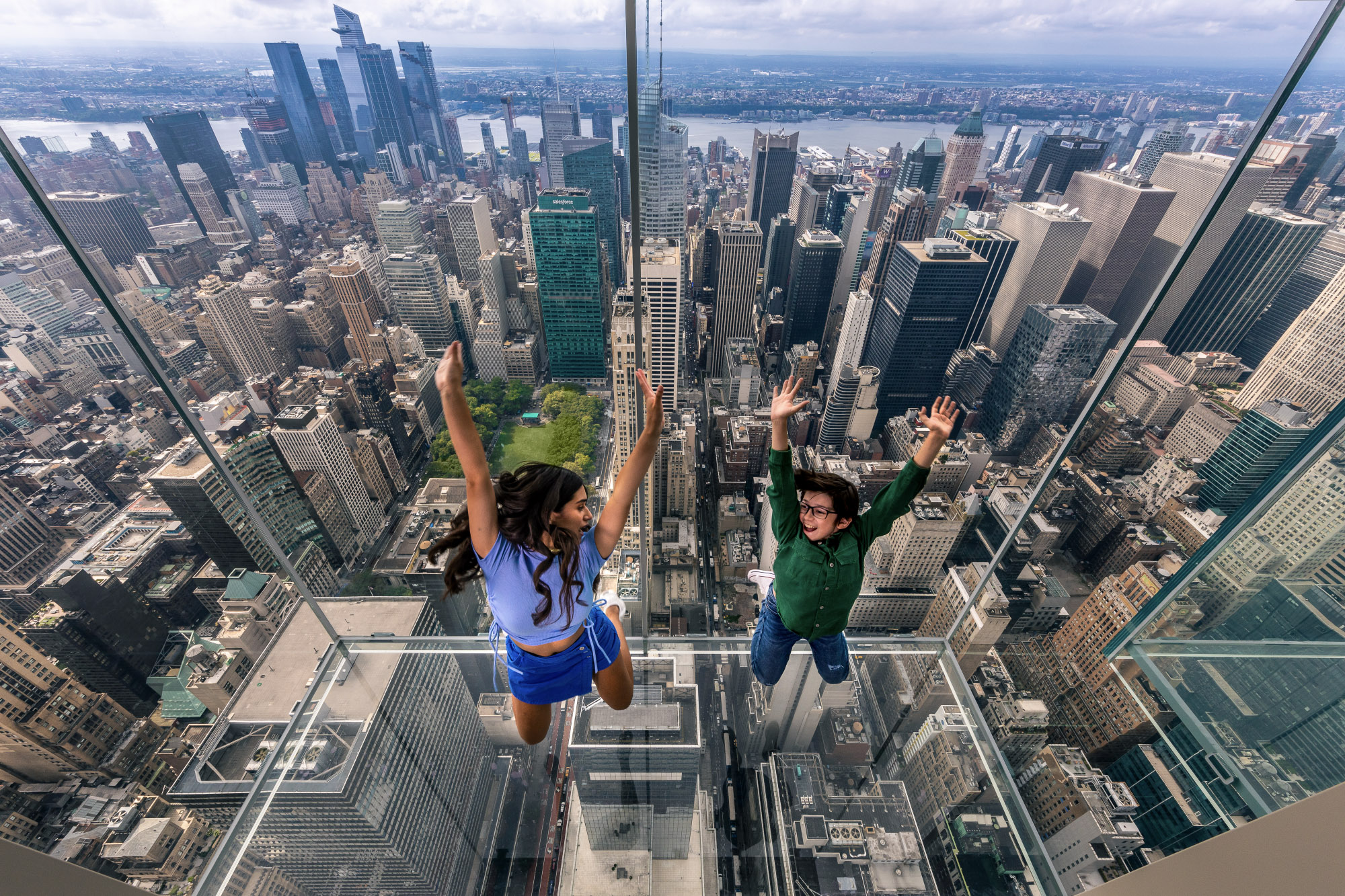 Besucher in den gläsernen Levitation Skyboxes des SUMMIT One Vanderbilt hoch über Manhattan