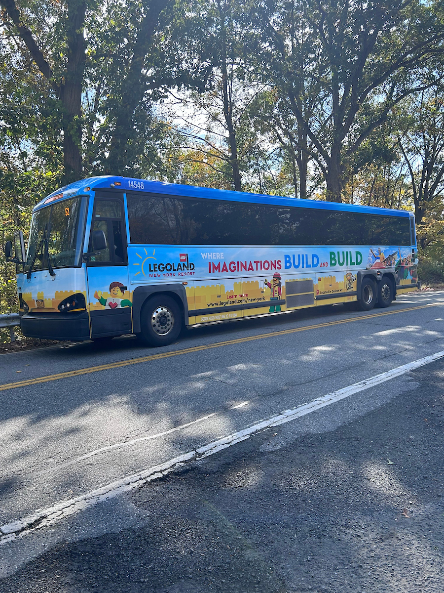 Bus mit Werbung für das LEGOLAND New York Resort auf einer Straße in New York
