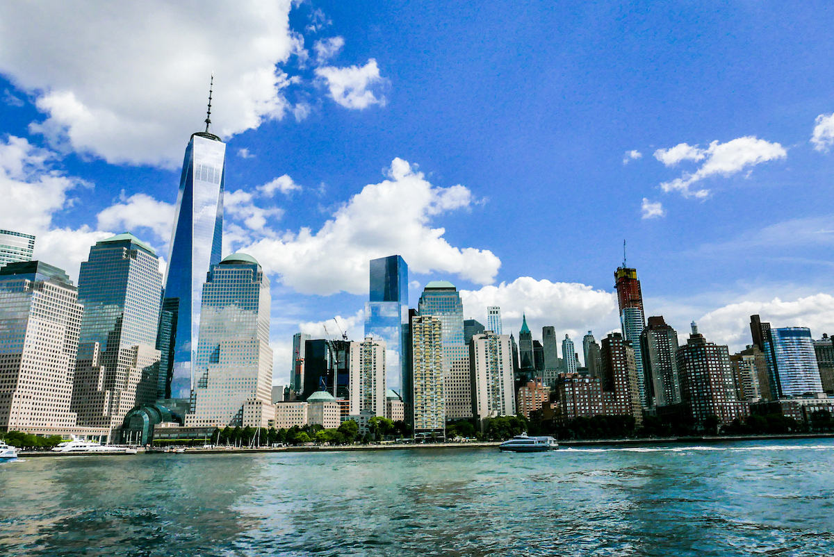 Skyline von Lower Manhattan mit One World Trade Center vom Wasser aus gesehen