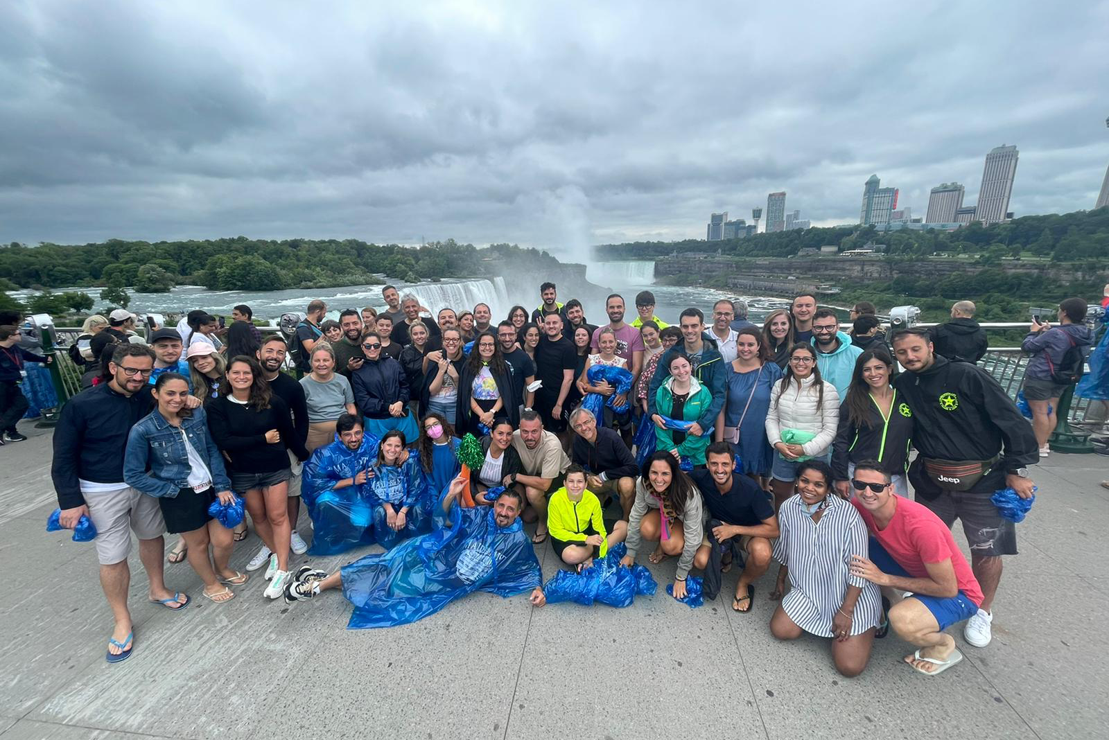 Reisegruppe am Aussichtspunkt vor den imposanten Niagarafällen
