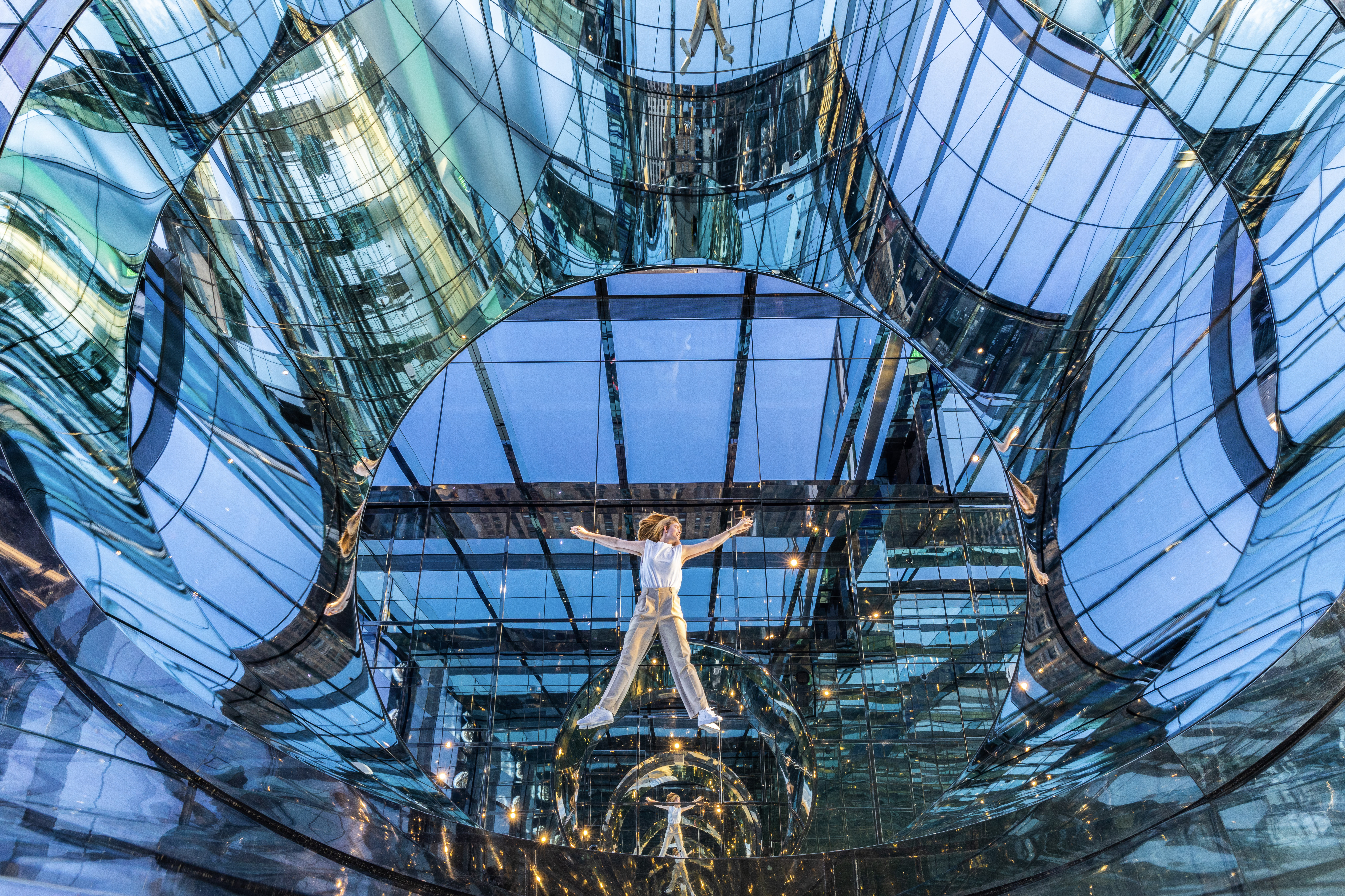 Spiegelinstallation im SUMMIT One Vanderbilt mit Besucher und Panorama über Manhattan