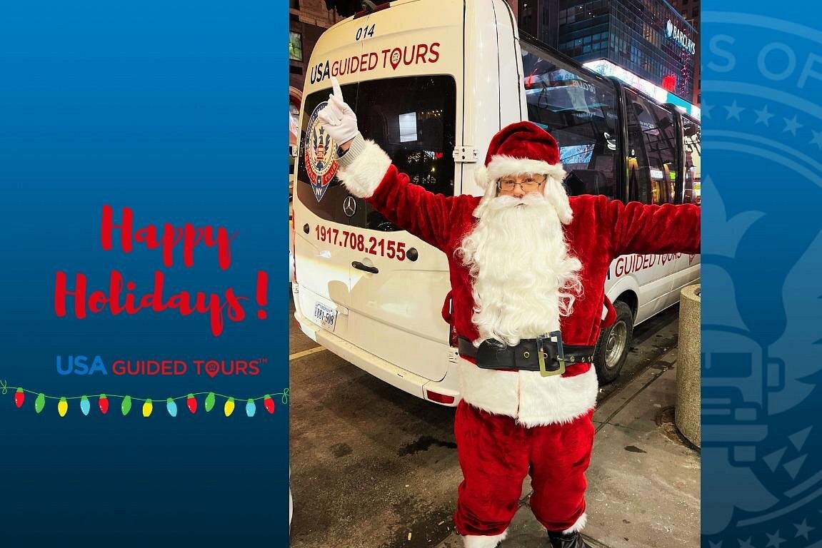Weihnachtsmann im roten Kostüm vor einem Minibus von USA Guided Tours mit festlichem Happy-Holidays-Schriftzug.