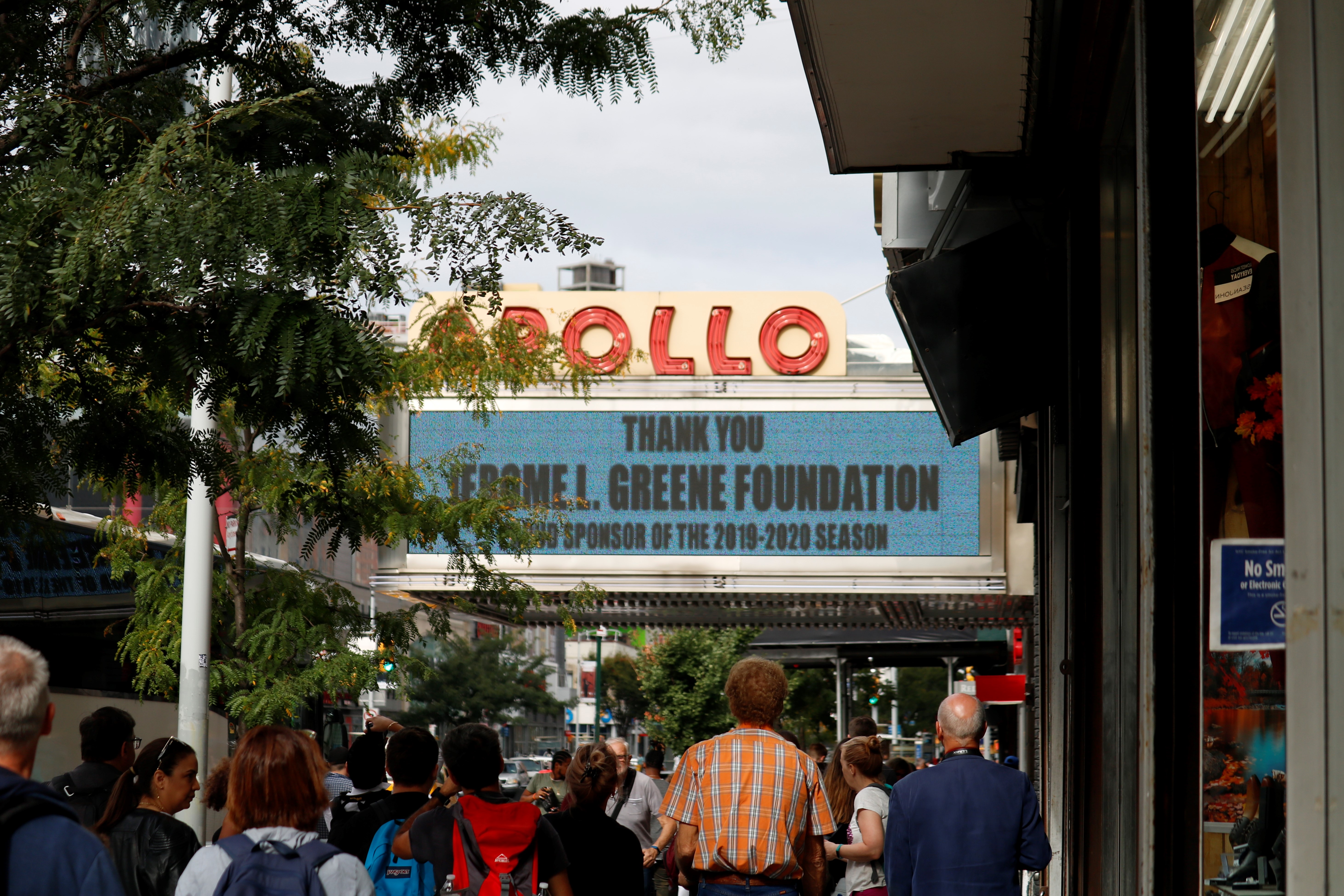 Besuchergruppe vor dem Apollo Theater in Harlem, New York