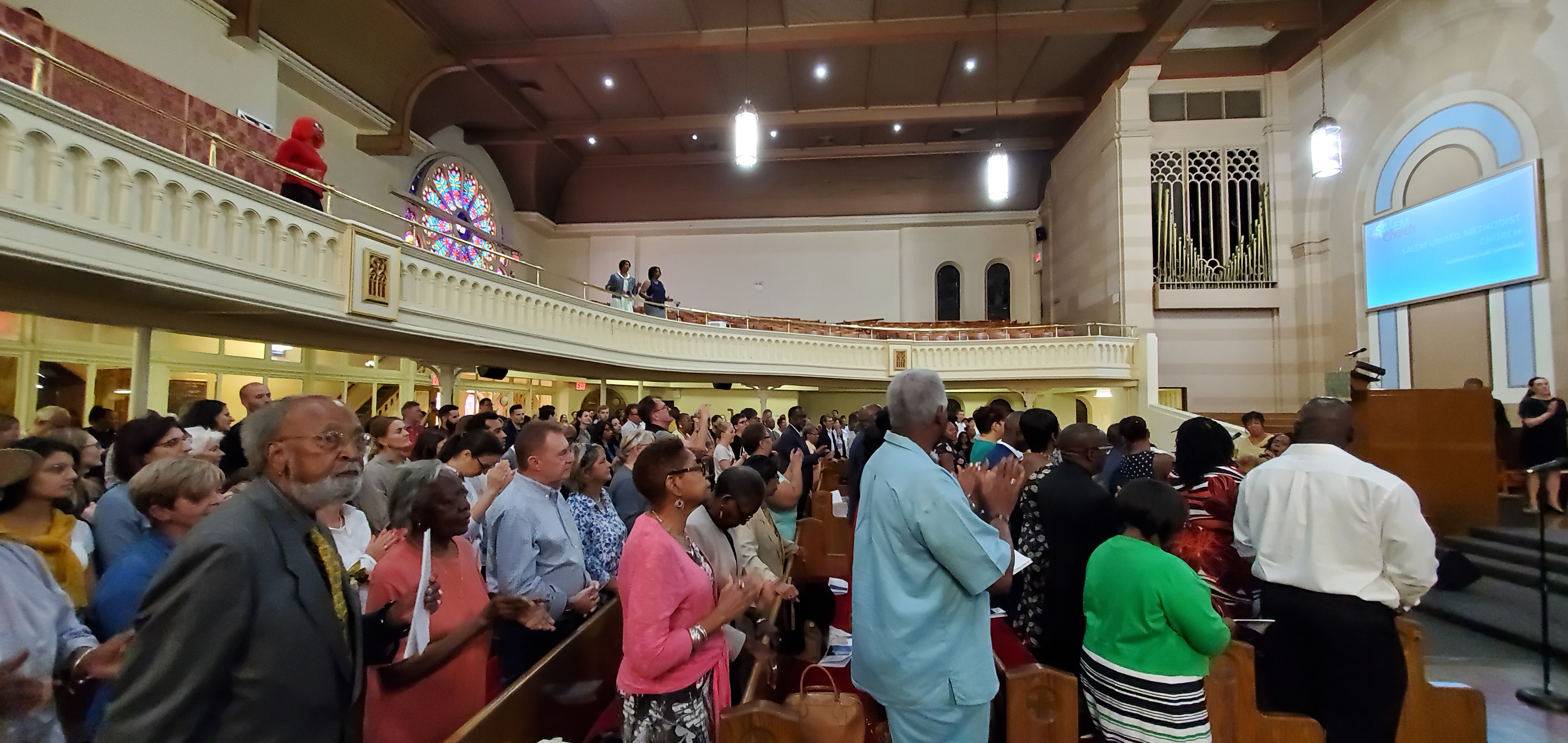 Besucherinnen und Besucher nehmen an einem Gospel-Gottesdienst in Harlem teil