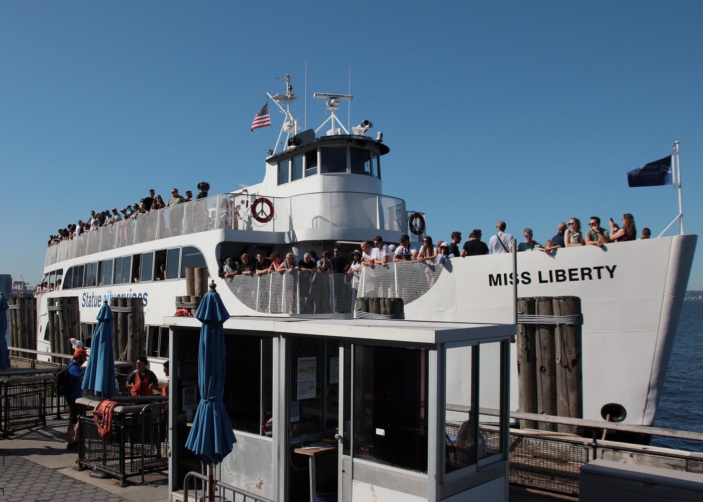 Statue City Cruises Fähre Miss Liberty am Anleger in New York