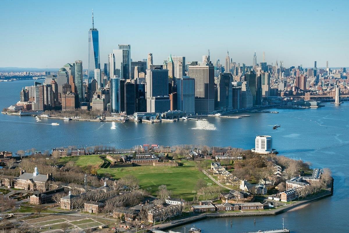 Blick auf Governors Island und die Skyline von Lower Manhattan während eines Helikopter-Rundflugs über New York