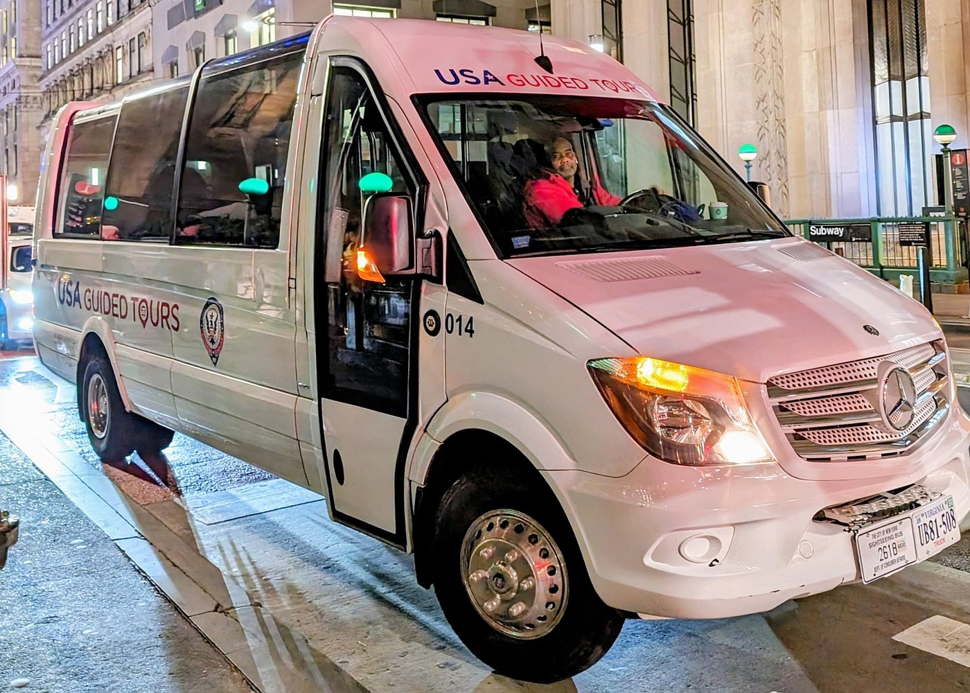 Weißer Mercedes-Minibus von USA Guided Tours bei einer abendlichen Stadtrundfahrt durch New York.