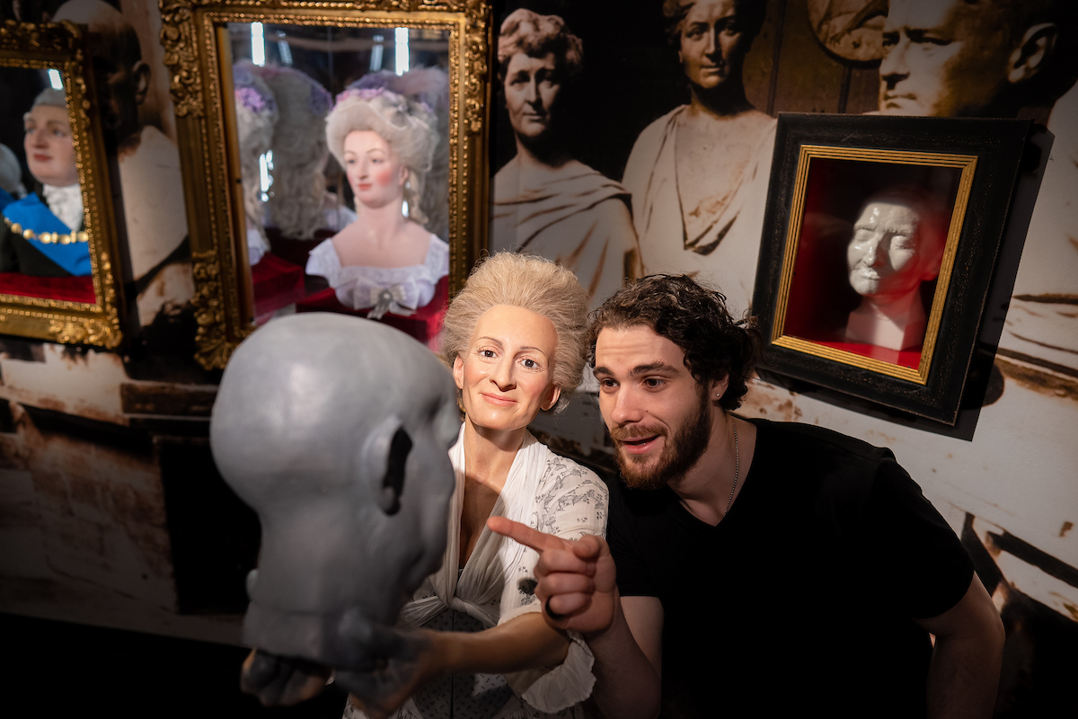Besucher entdeckt historische Wachsfiguren und Ausstellungsstücke bei Madame Tussauds New York