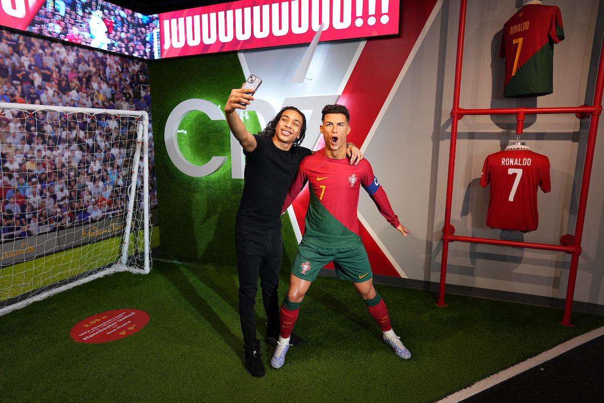 Besucher macht ein Selfie mit der Cristiano Ronaldo Wachsfigur im Fußballbereich von Madame Tussauds New York