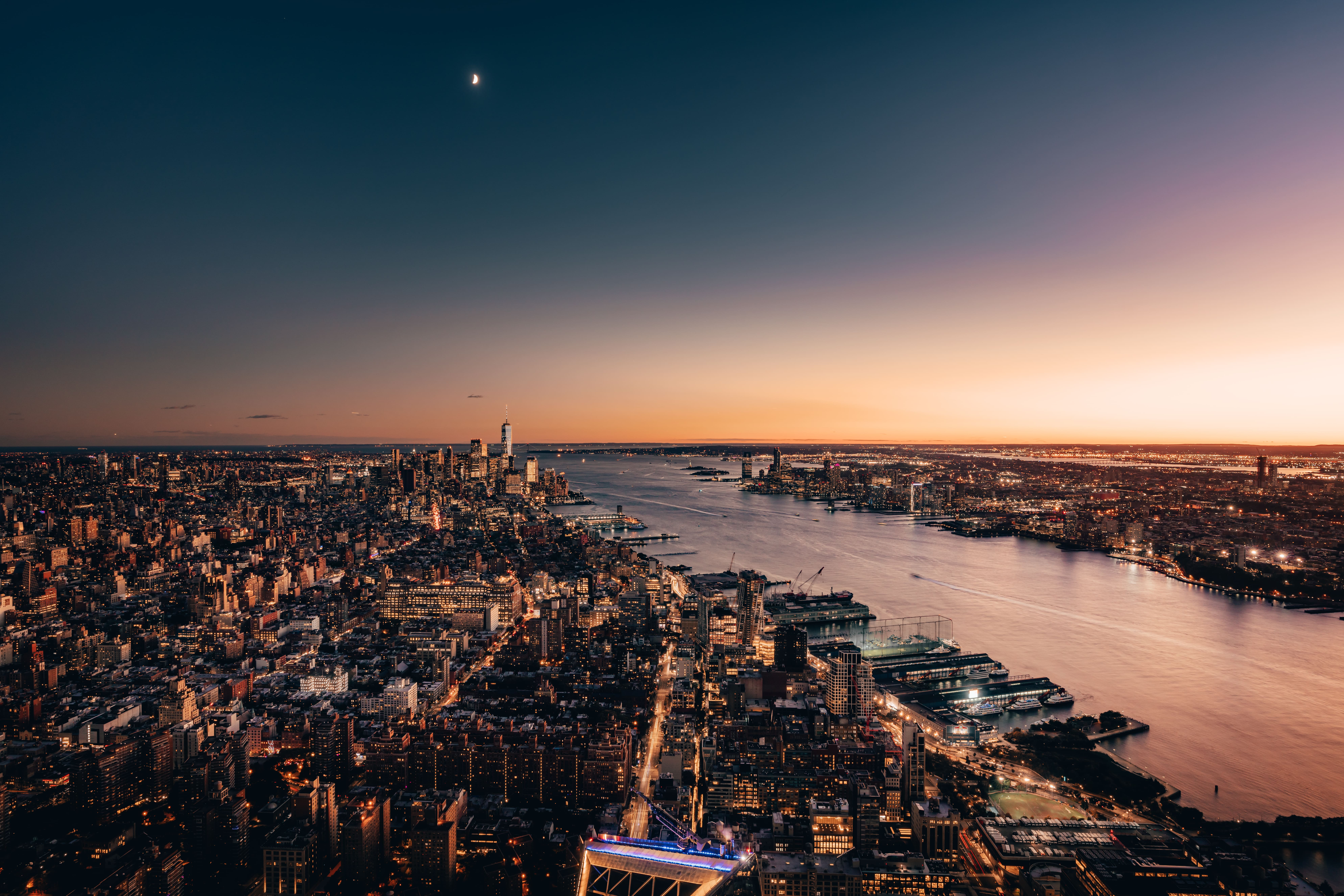 Aussicht vom Edge Observation Deck über Manhattan, den Hudson River und die Skyline von New York bei Sonnenuntergang