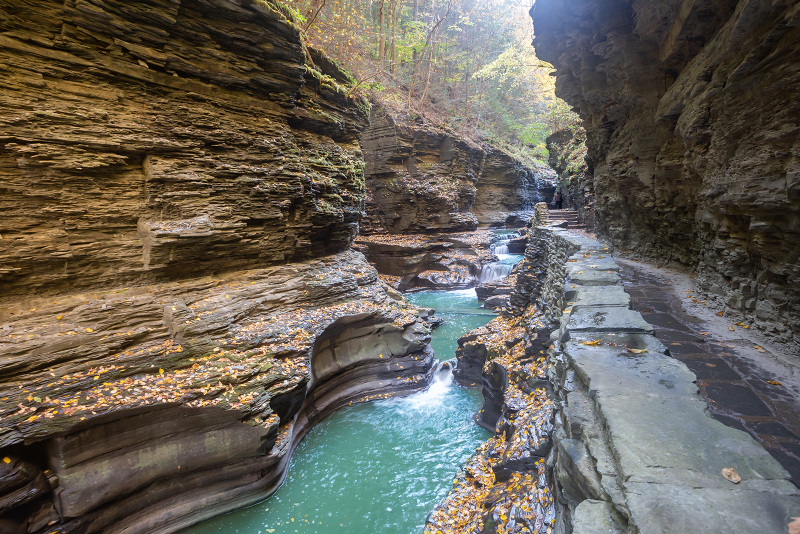 Felsenschlucht mit Wasserfällen und Wanderweg im Watkins Glen State Park im Bundesstaat New York