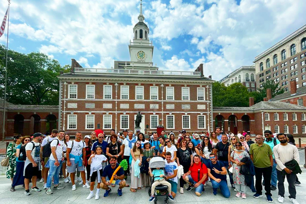 Besuchergruppe vor der historischen Independence Hall in Philadelphia