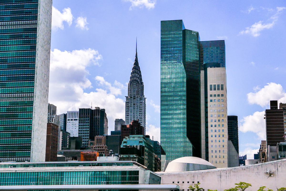 Chrysler Building umgeben von Wolkenkratzern in Midtown Manhattan